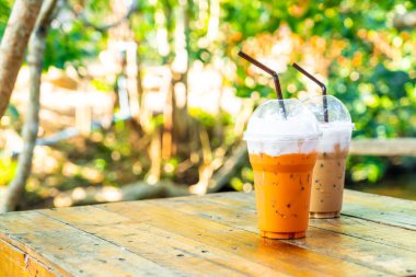 Tay buzlu süt çay ve buzlu kahve kahve fincanı