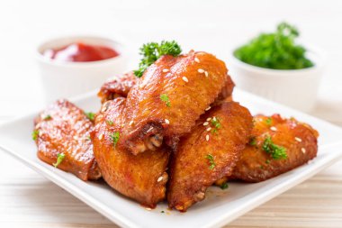 Barbekü tavuk kanatları beyaz susam ile