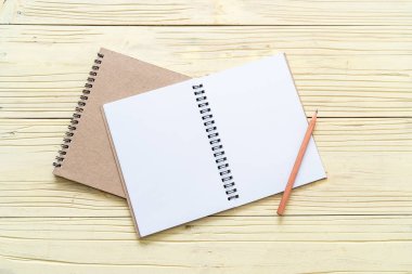 metin Not kopya sapce ile ahşap yüzeyde için boş defter