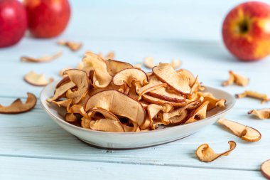 Ev yapımı kurutulmuş organik elma dilimli