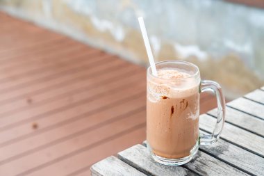 çikolatalı milkshake bardak