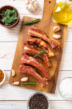 Taze Çiğ domuz kaburga malzemelerle kavurma için hazır