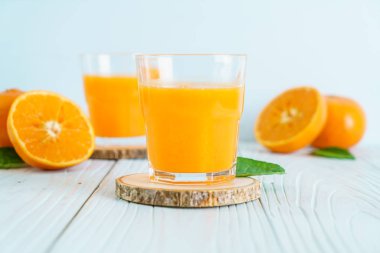 Ahşap arka plan üzerinde taze portakal suyu