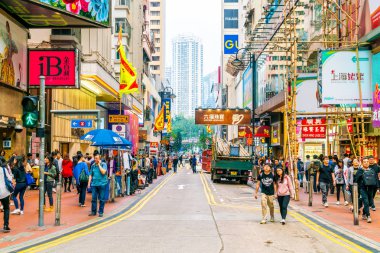 Hong Kong - 21 Şubat 2019: İnsanlar arasında Hennessy Road, Ca