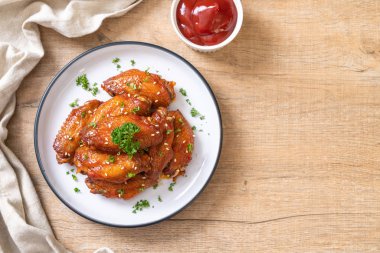 Barbekü tavuk kanatları beyaz susam ile