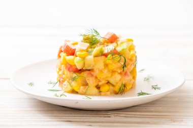 Yengeç sopa (elma, Mısır, papaya, pineappl ile karışık meyve salatası