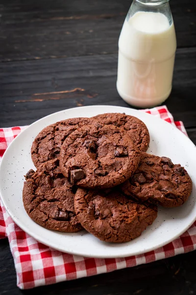 Galletas de chocolate con chispas de chocolate — Foto de Stock