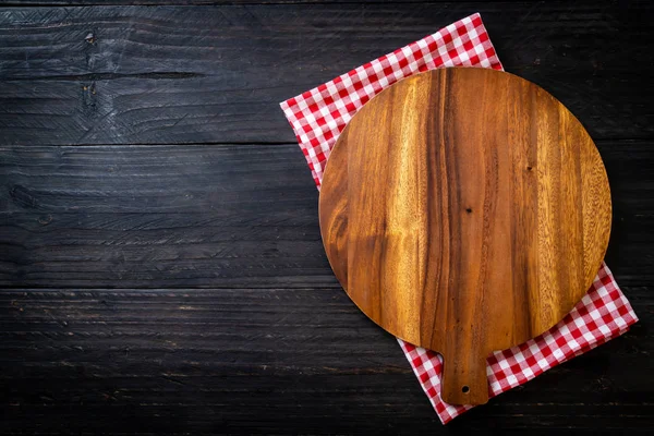 Empty cutting wooden board with kitchen cloth — Stock Photo, Image