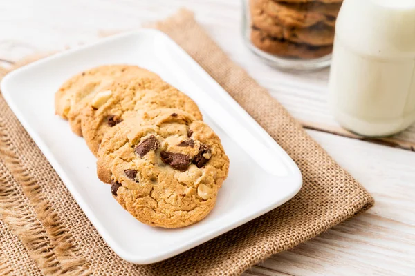 Biscoitos com chips de chocolate — Fotografia de Stock