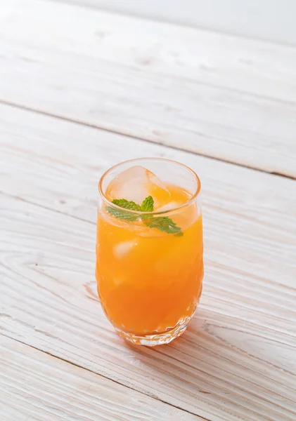 Zumo de naranja con hielo — Foto de Stock