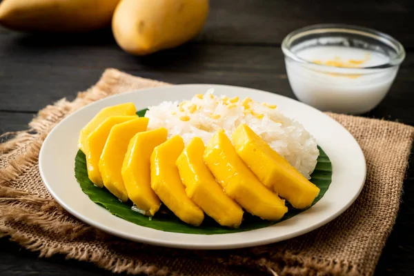 Mango with sticky rice — Stock Photo, Image