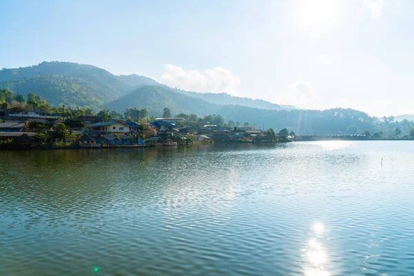 山とメーホンソンに湖の近く禁止 Rak タイの村, — ストック写真