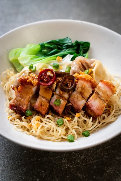 Sopa de fideos de huevo con vientre de cerdo crujiente y wonton — Foto de Stock