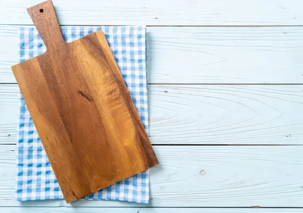 Empty cutting wooden board with kitchen cloth — Stock Photo, Image