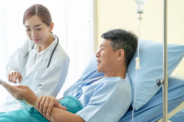 Asiatique femme médecin assis sur lit d'hôpital et discuter avec — Photo
