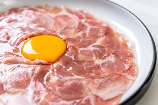 Vers gesneden varkensvlees raw met ei — Stockfoto
