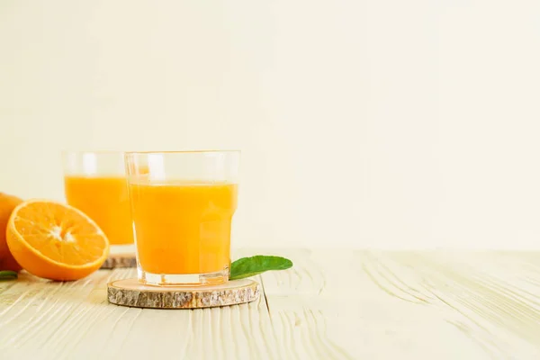 新鲜橙汁在木头背景 — 图库照片