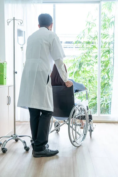 Patiente en fauteuil roulant avec médecin principal — Photo