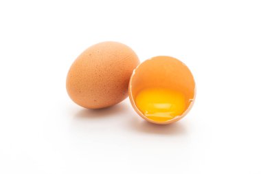 Kırık yumurta ve kabuk üzerinde beyaz bir arka plan