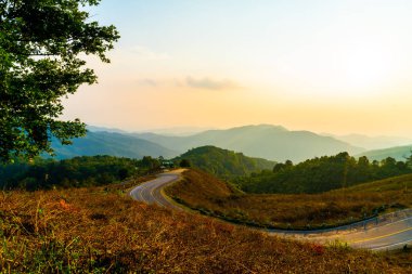 Katman dağ ve yol ile güzel günbatımı gökyüzü