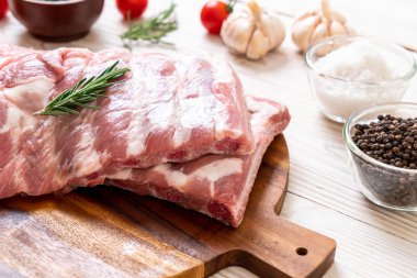 Taze çiğ domuz kaburgası. 