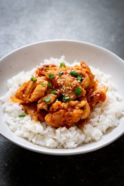 kimchi tepesinde pirinç ile tavada kızartılmış domuz eti 