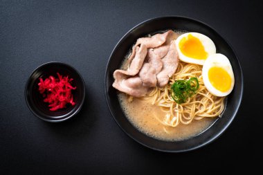 domuz eti ve yumurta ile TONKOTSU ramen erişte