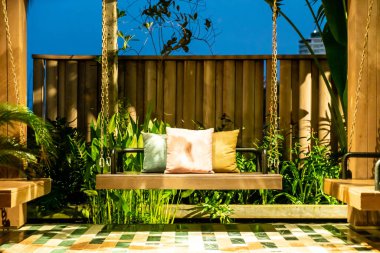 ahşap salıncak üzerinde rahat yastık