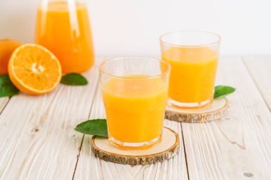 Ahşap arka plan üzerinde taze portakal suyu