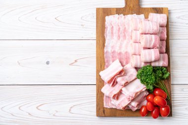 Çiğ domuz pastırma dilimlenmiş