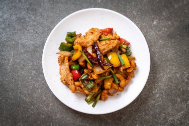 Cevizli kızarmış tavuk. 