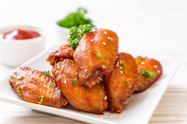 Barbekü tavuk kanatları beyaz susam ile