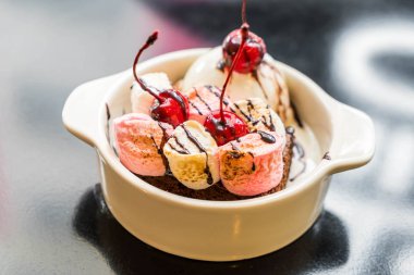 pişmiş hatmi ve dondurma ile çikolatalı kek