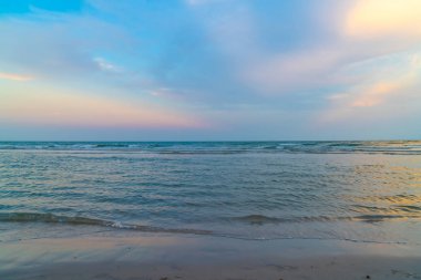 güzel alacakaranlık gökyüzü ile deniz plaj