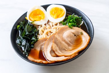 Shoyu ramen noodle domuz eti ve yumurta ile