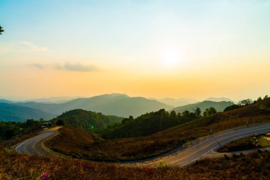 Katman dağ ve yol ile güzel günbatımı gökyüzü