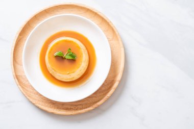 Ev yapımı karamel kremalı puding