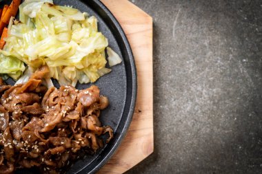 sıcak plaka üzerinde domuz biftek dilimlenmiş 