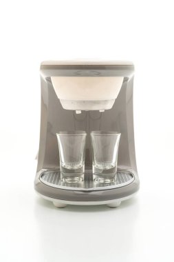 Beyaz arka plan üzerinde kahve makinesi