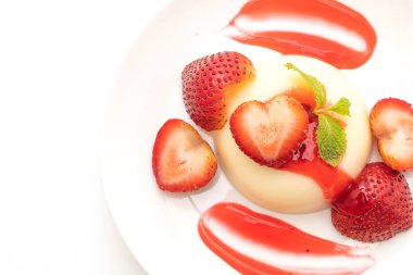 yoğurt puding taze çilek ile