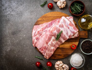 Taze çiğ domuz kaburgası. 