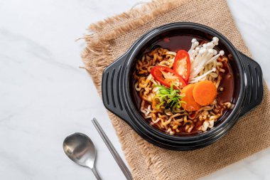 siyah kase Kore anlık erişte