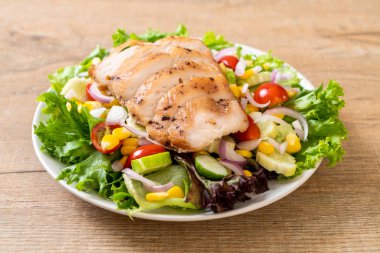 Tavuk göğsü ile sağlıklı salata kasesi 