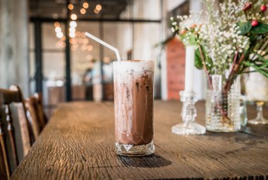 kafede çikolatalı buzlu cam