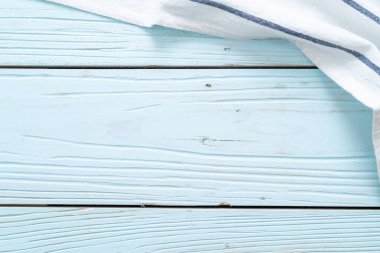 mutfak bezi (peçete) mavi ahşap zemin üzerine