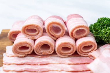 Çiğ domuz pastırma dilimlenmiş