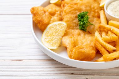 Kızartmalı balık ve patates kızartması.