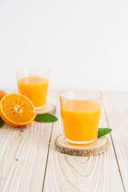 Ahşap arka plan üzerinde taze portakal suyu