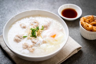 kase kıyılmış domuz eti ile pirinç çorbası 