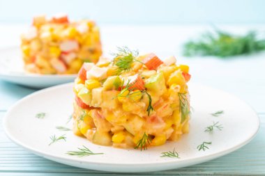 Yengeç sopa (elma, Mısır, papaya, pineappl ile karışık meyve salatası